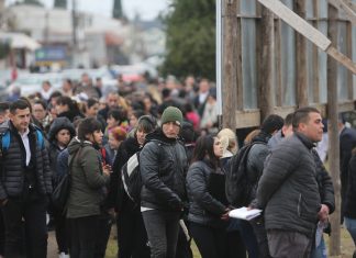 Largas filas para ingresar a trabajar al sistema carcelario de la Provincia de Buenos Aires