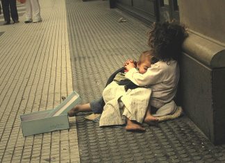 El conmovedor relato de una familia que vive en las calles de la Ciudad