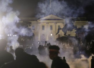 EE.UU.: “Ayer a la noche saltaron la valla de la Casa Blanca y Trump tuvo que ser refugiado en un Búnker”