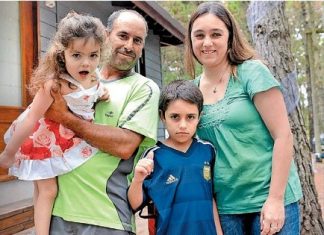 El desesperado pedido de una familia para que su hija reciba la medicación que necesita para seguir viviendo
