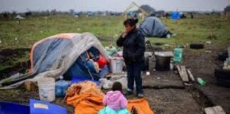 Mendoza: una brigada antitomas desalojó a 100 personas que habían ocupado terrenos de una bodega