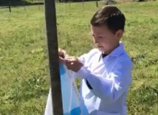 Corrientes: un niño de ocho años creó un mástil en el patio de su casa para izar la bandera todos los días
