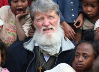 La historia del cura argentino candidato al Premio Nobel de la Paz