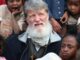 La historia del cura argentino candidato al Premio Nobel de la Paz