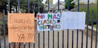 Calafate: fuerte reclamo frente a la casa de Cristina Kirchner para que regresen las clases