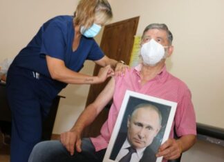 Un intendente se vacunó con una foto de Putin: “Lo hice por todo lo que se dijo de la vacuna rusa”
