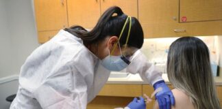 Una mujer denunció que le inyectaron aire cuando se vacunó contra el COVID