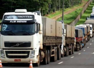 Camioneros bloquea Paso de los Libres en la frontera con Brasil