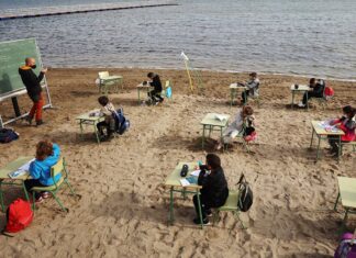 Escuela española cambia las aulas por la playa: “Es para que los niños se den cuenta que de esta vamos a salir”