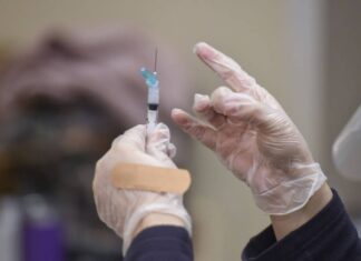 Esperó 3 meses para que le den el turno y no la vacunaron por falta de recursos por si le agarraba una alergia