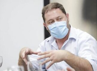 Denuncian al intendente de Lincoln por llevarse un respirador del hospital local para internarse en uno privado