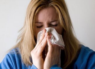 El Ministerio de Salud incluye a la rinitis y a la congestión nasal como síntomas sospechosos de covid