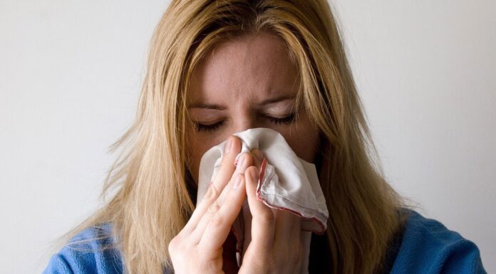 El Ministerio de Salud incluye a la rinitis y a la congestión nasal como síntomas sospechosos de covid