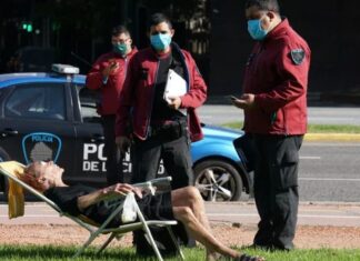 Sara, la jubilada que salió a tomar sol en plena cuarentena: “Estamos en manos de un loco de remate”