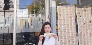 Una precandidata a diputada empapeló el Banco Nación con billetes de $10 “para hacer pedagogía de lo que causa la inflación”
