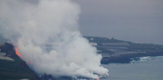 Preocupación en Canarias: la lava del volcán Cumbre Vieja llegó al mar y podría formar gases tóxicos