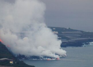 Preocupación en Canarias: la lava del volcán Cumbre Vieja llegó al mar y podría formar gases tóxicos