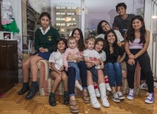Los tuyos, los míos y los nuestros: adoptó a 7 chicos y ya es madre de 9