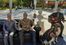 Formosa: polémica por la estatua que instalaron de Alberto Fernández y sus perros, Dylan y Prócer, en una plaza
