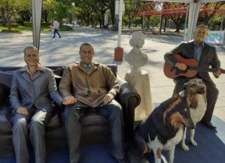 Formosa: polémica por la estatua que instalaron de Alberto Fernández y sus perros, Dylan y Prócer, en una plaza