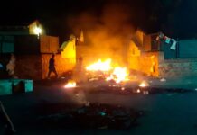 La Rioja: manifestantes incendiaron el portón de entrada a la residencia de Quintela
