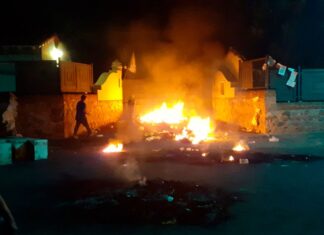 La Rioja: manifestantes incendiaron el portón de entrada a la residencia de Quintela