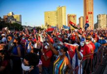 Ciudadanos cubanos se preparan para la marcha del 15-N
