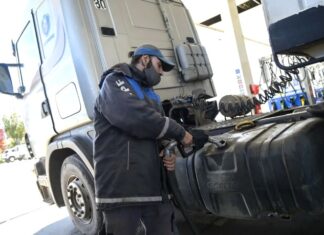 La falta de gasoil complica a los transportistas: “No podemos estar mendigando en cada estación de servicio”