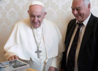 El papa Francisco recibió al hijo del coronel Argentino del Valle Larrabure, víctima del terrorismo