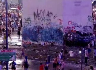 Marcelo, dueño de un puesto de diarios en el Obelisco: “Destrozaron todo. Me amenazaron y me orinaron”