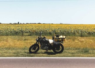 La historia de un argentino que recorre el mundo en moto: “Despúes del Mundial seguiré viajando por África”