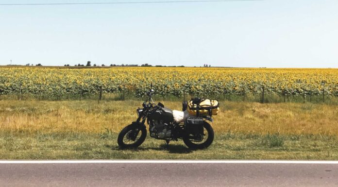 La historia de un argentino que recorre el mundo en moto: “Despúes del Mundial seguiré viajando por África”