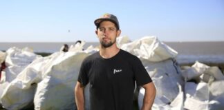 Yago Lange: “Ya hay 100 mil toneladas en la Península Valdés y el fondo marino debe estar destruido”