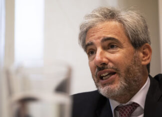 Darío Epstein: “Para dolarizar hacen falta dólares”