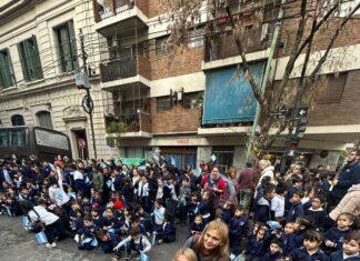 Emocionante: Eduardo Feinmann invitó a los granaderos a Radio Mitre para que toquen el cancionero patrio