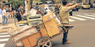 Jonatan es cartonero, tiene 31 años y le contó a Eduardo Feinmann cómo vive en la calle: “Me pegan y me sacan las cosas”