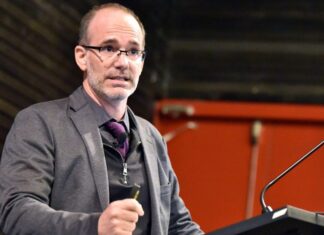 Javier Auyero: “Los planes sociales ayudan a vivir una tercera parte del mes”