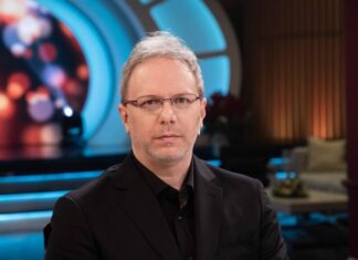 Nik: “La política siempre intenta controlar los medios de comunicación tradicionales”