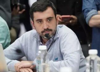 Un legislador fueguino fue acusado por un pasajero de Aerolíneas Argentinas de poner una bomba en un avión: “Estaba jugando un jueguito”