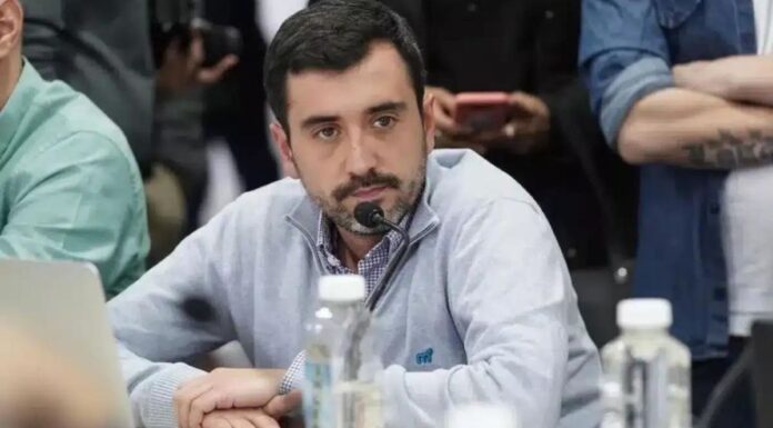 Un legislador fueguino fue acusado por un pasajero de Aerolíneas Argentinas de poner una bomba en un avión: “Estaba jugando un jueguito”