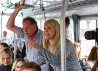 La intendente de San Miguel de Tucumán llevó a todo su gabinete en colectivo para que vean “las dificultades de la gente”