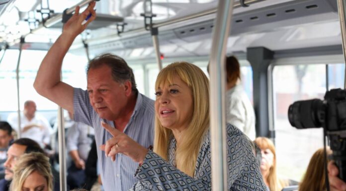 La intendente de San Miguel de Tucumán llevó a todo su gabinete en colectivo para que vean “las dificultades de la gente”