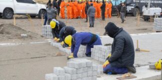 El gobernador de Santa Cruz mandó a 18 presos a trabajar en un camping para que “cuando caminen por la calle salgan con una profesión”