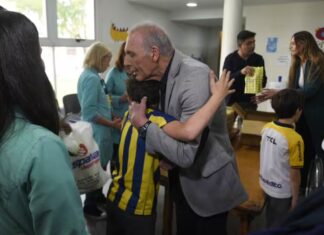 El recuerdo de Miguel Ángel Russo en el Hospital de Niños Vilela: “Pasaba sala por sala, cama por cama, con palabras de aliento, abrazos, besos y fotos”