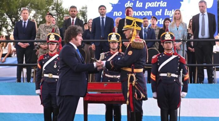 “¿Este es el verdadero?”, la pregunta de Eduardo Feinmann a Juan Carlos Pallarols sobre el sable corvo de San Martín