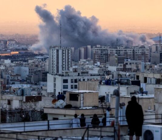 El relato de un sociólogo que escapó en un vuelo de rescate de Israel: “Es salir entre alarma y alarma”
