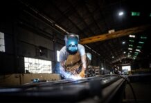 La actividad económica cayó en febrero y una especialista advirtió: “No está en recesión”