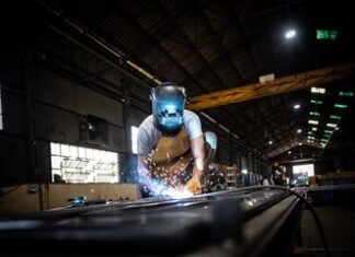 La actividad económica cayó en febrero y una especialista advirtió: “No está en recesión”