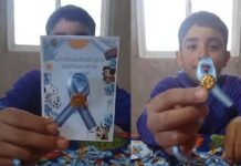 La conmovedora historia del nene con hipoacusia que vendió escarapelas para comprar sus audífonos