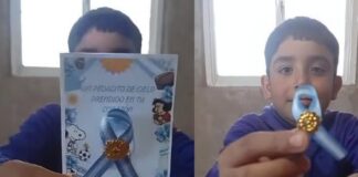 La conmovedora historia del nene con hipoacusia que vendió escarapelas para comprar sus audífonos